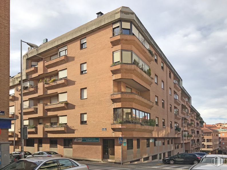 Office for sale at Zona Santo Tomás, Segovia, 40002 with car, building, window, cloud, sky, tire, vehicle, wheel, urban design and condominium around