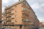 Retail for rent at Calle Roble, Segovia, 40002 with car, building, window, cloud, sky, tire, vehicle, wheel, urban design and condominium around