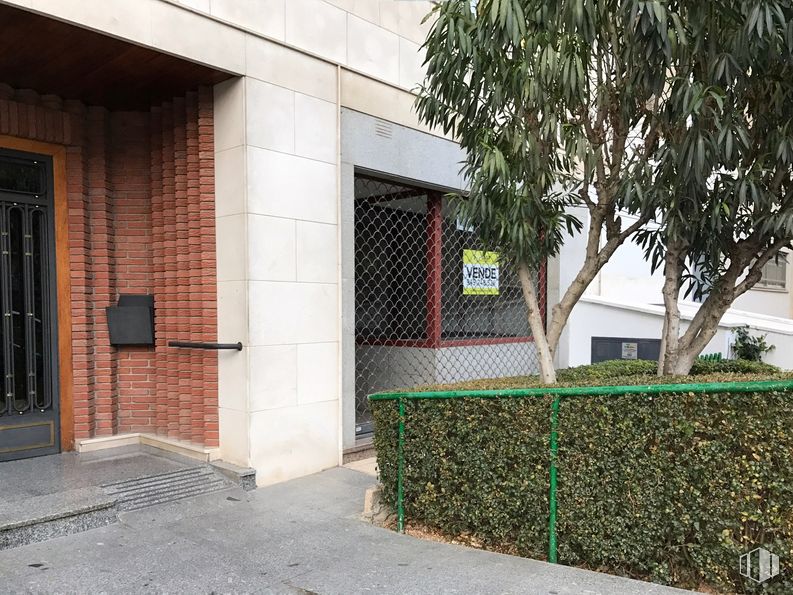 Retail for sale & for rent at Calle Rufino Blanco, 4, Guadalajara, 19003 with door, fixture, road surface, asphalt, shade, tree, sidewalk, brick, composite material and facade around