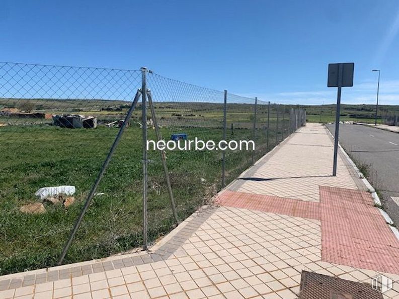 Land for sale at Calle Manuel Ciges Aparicio, Ávila, 05002 with sky, street light, fence, slope, plant, land lot, mesh, road surface, asphalt and wire fencing around