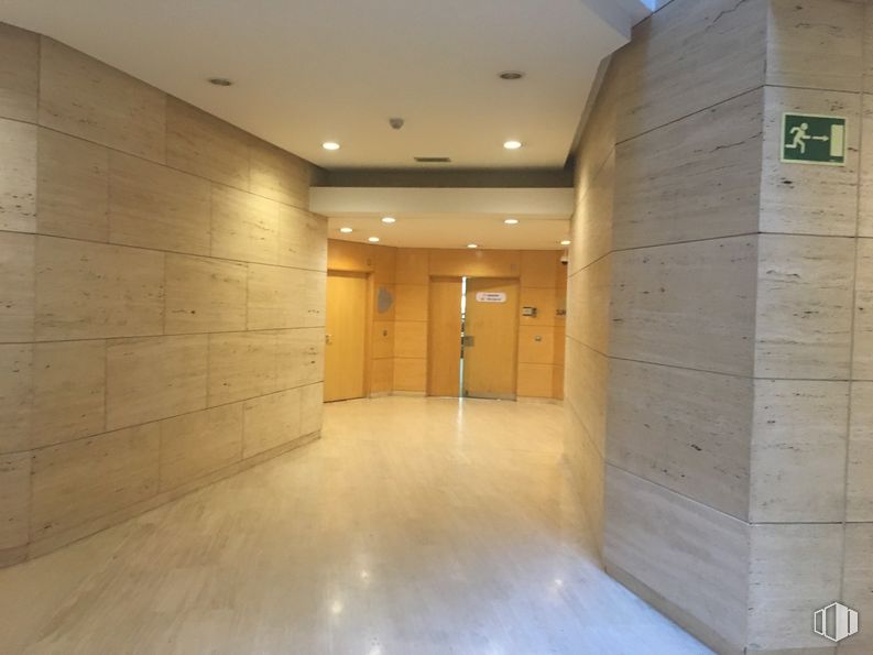 Oficina en alquiler en Edificio Europa II, Calle Musgo, 2, Moncloa - Aravaca, Madrid, 28023 con mediante, accesorio, diseño de interiores, madera, entrada, piso, suelo, techo, madera dura y material compuesto alrededor