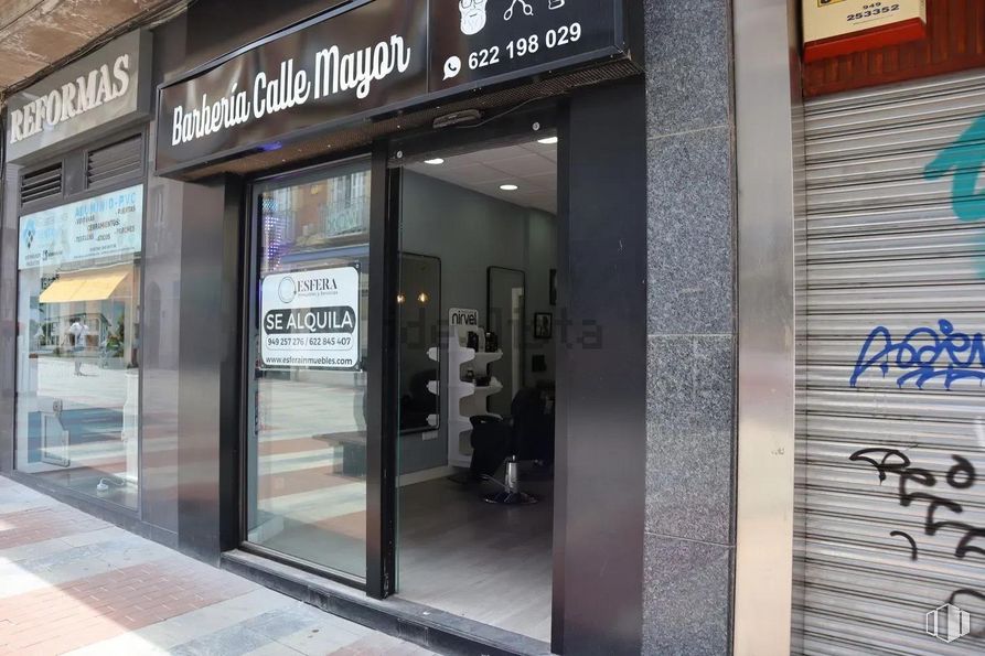 Retail for rent at Calle Mayor, Guadalajara, 19001 with fixture, door, building, font, facade, retail, signage, handwriting, advertising and screen door around