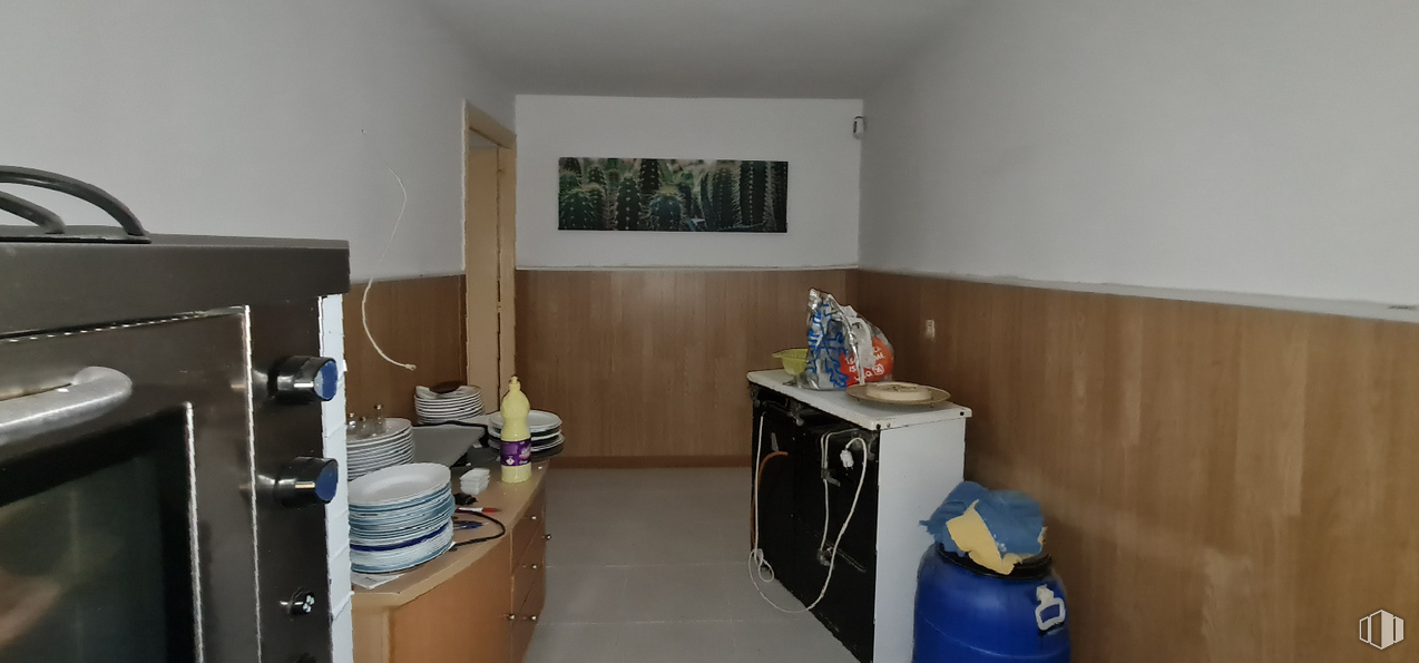 Local en alquiler y venta en Zona Río Alberche, Hormigos, Toledo, 45919 con productos envasados, equipaje y bolsos, mueble, edificio, madera, piso, suelo, pintura, ebanistería y estantería alrededor