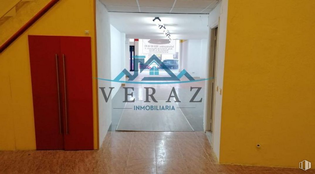 Retail for sale at Calle Portiña del Salvador, Talavera de la Reina, Toledo, 45600 with door, building, fixture, floor, wood, flooring, hall, hardwood, glass and tile flooring around