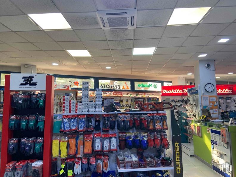 Local en alquiler y venta en Zona empresarial, Alcobendas, Madrid, 28100 con estante, tienda, estantería, venta al por menor, comercio, cliente, tienda de comestibles, techo, refresco y plástico alrededor