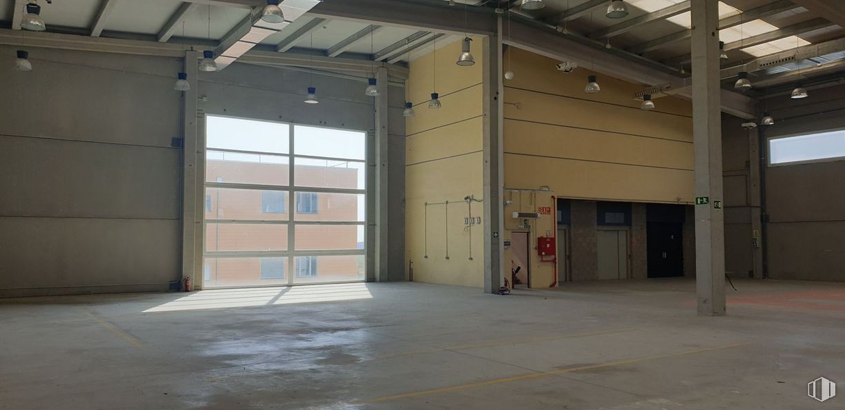 Industrial for sale at Paseo Tren Talgo, Las Rozas de Madrid, Madrid, 28290 with hall, flooring, floor, house, beam, wood, gas, shade, electricity and facade around