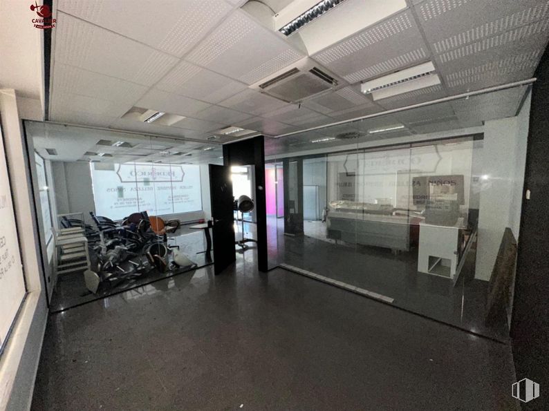 Retail for rent at Zona centro, Guadarrama, Madrid, 28440 with light fixture, lighting, fixture, floor, flooring, ceiling, hall, building, city and door around