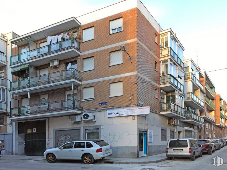 Local en venta en Calle Carlos Domingo, 6, La Latina, Madrid, 28047 con coche, camioneta, rueda, neumático, vehículo terrestre, edificio, vehículo, ventana, cielo y diseño urbano alrededor