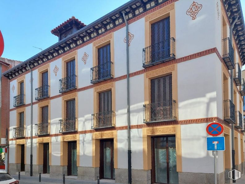 Retail for rent at Calle Tomás Luis de Victoria, 4, Ávila, 05001 with window, sky, building, door, residential area, neighbourhood, urban design, facade, real estate and commercial building around