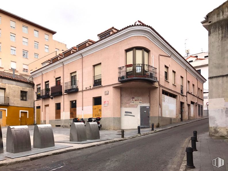 Retail for sale at Calle Miguel de Cervantes, 1, Guadalajara, 19001 with building, window, property, sky, urban design, road surface, house, door, residential area and material property around