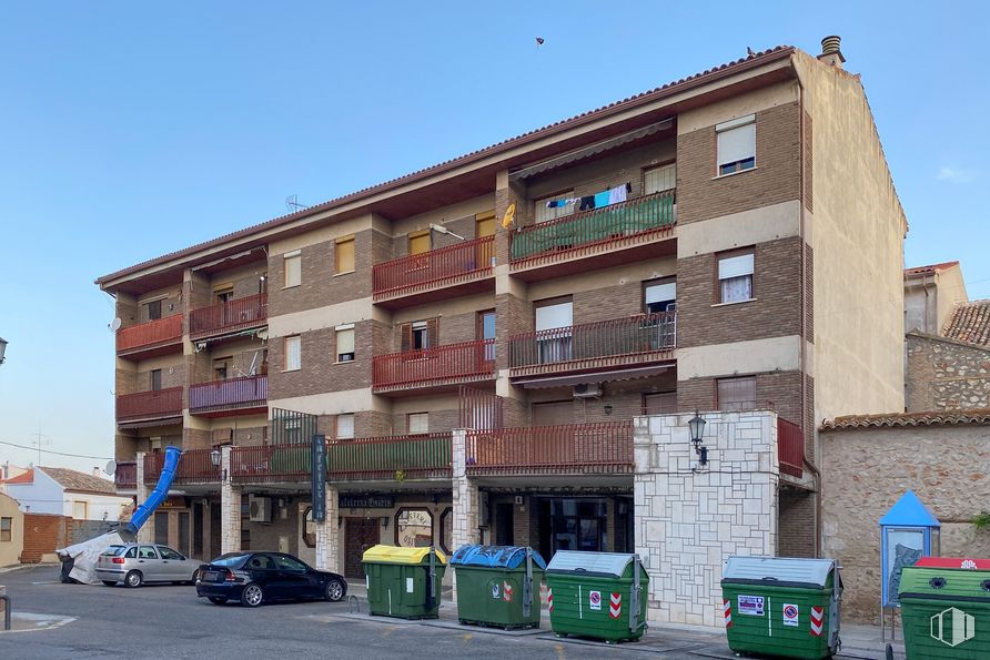 Retail for sale at Plaza de Espina, Ocaña, Toledo, 45300 with car, building, waste container, sky, property, window, urban design, house, waste containment and paint around