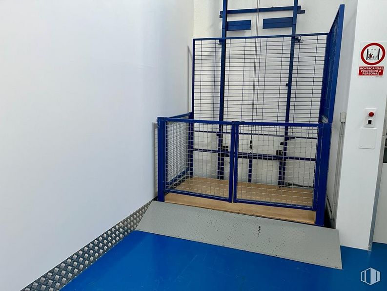 Industrial for sale at Calle Barcelona, Ávila, 05194 with door, rectangle, pet supply, floor, mesh, flooring, gas, composite material, electric blue and symmetry around