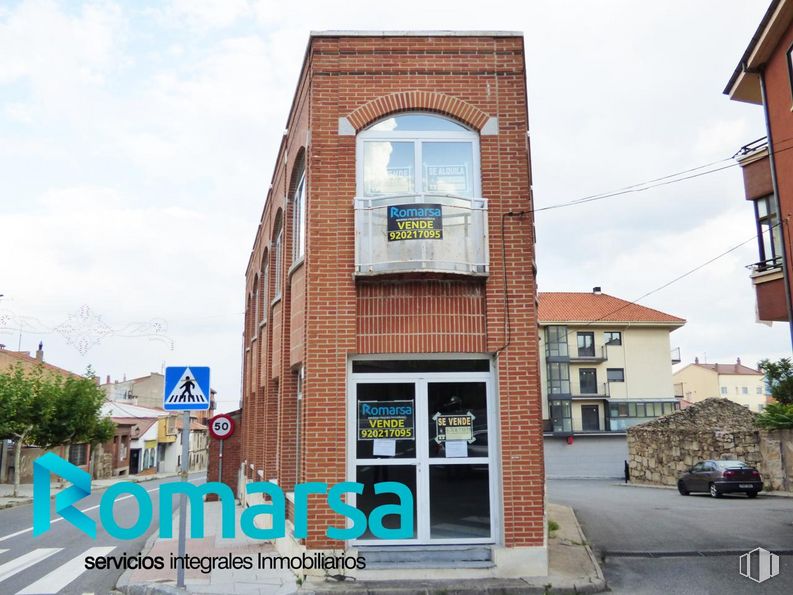 Retail for sale at Calle El Chorrito, El Barraco, Ávila, 00000 with door, building, window, cloud, sky, property, plant, neighbourhood, brick and wall around