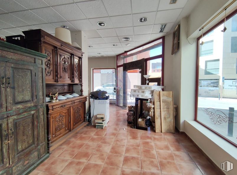 Retail for rent at Calle Barrionuevo, Guadalajara, 19001 with window, cabinetry, cupboard, countertop, property, furniture, wood, building, interior design and flooring around