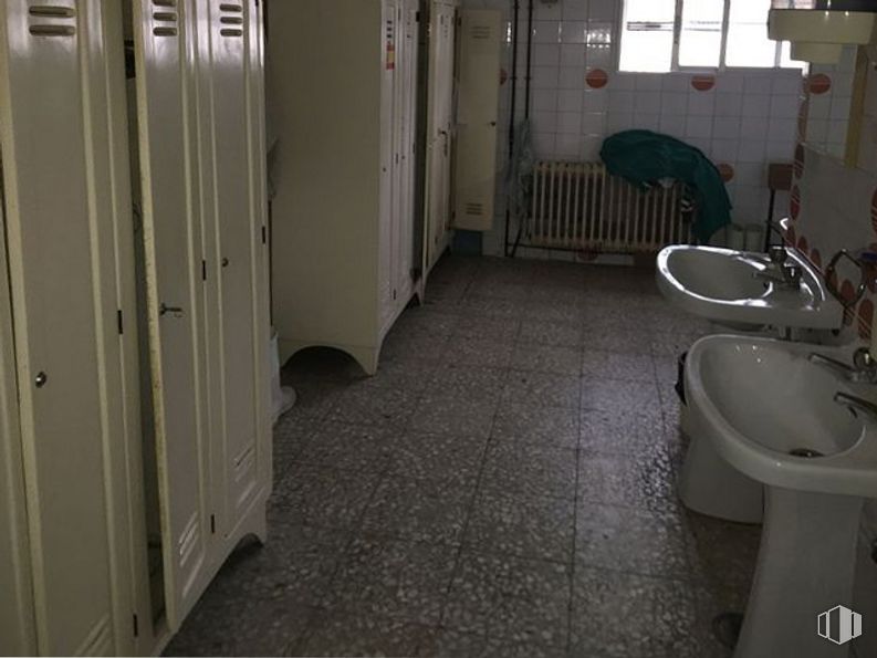 Industrial for sale at Calle Méjico, Guadalajara, 19004 with sink, window, plumbing fixture, building, tap, bathroom sink, bathroom, door, floor and flooring around