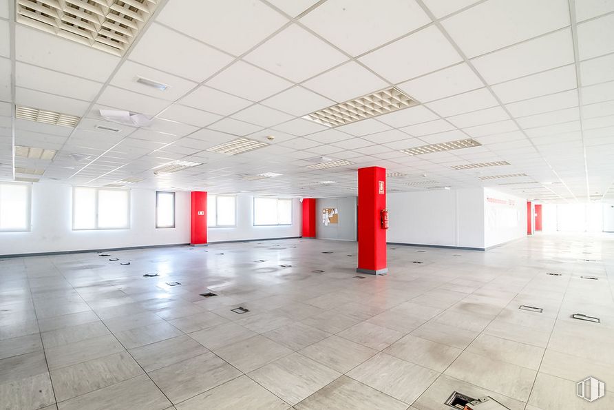 Oficina en venta en Doctor Severo Ochoa, Alcobendas, Madrid, 28100 con edificio, accesorio, pavimento, piso, línea, pasillo, techo, vidrio, espacio y ventana alrededor