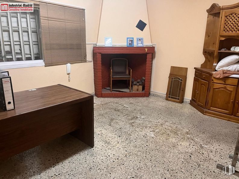 Nave en venta en Polígono Industrial Finca Valdecarante, Vicálvaro, Madrid, 28052 con mesa, silla, escritorio, ebanistería, mueble, escritorio del ordenador, madera, interiorismo, cajón y suelo alrededor