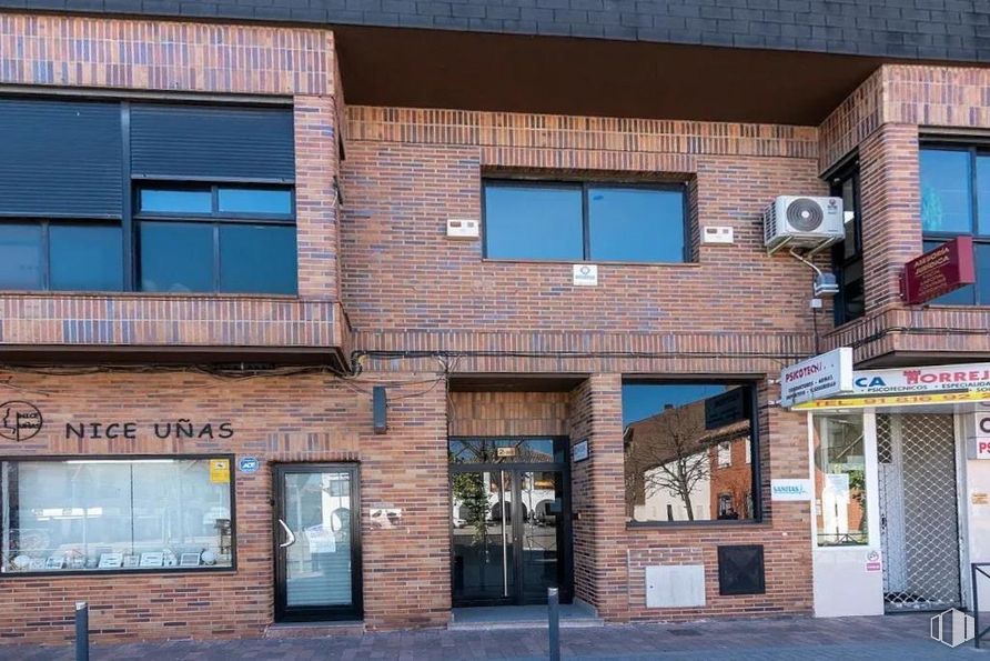 Local en venta en Ayuntamiento, Torrejón de la Calzada, Madrid, 28991 con ventana, puerta, azul, accesorio, madera, edificio, albañilería, ladrillo, pared y material de construcción alrededor