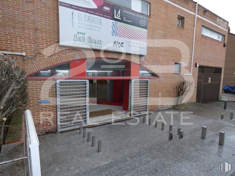 Retail for sale at Zona Parque Paris, Las Rozas de Madrid, Madrid, 28230 with door, window, building, property, brickwork, architecture, wood, brick, residential area and plant around