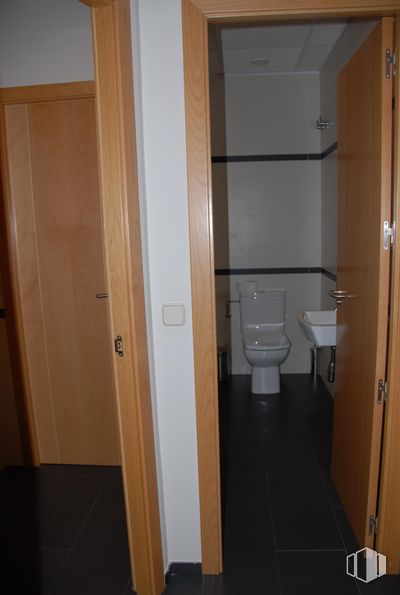 Oficina en alquiler en Avenida Planetario, 1, Arganzuela, Madrid, 28045 con inodoro, fregadero, lavabo, grifo, cuarto de baño, accesorios de fontanería, madera, puerta, suelo y asiento del inodoro alrededor