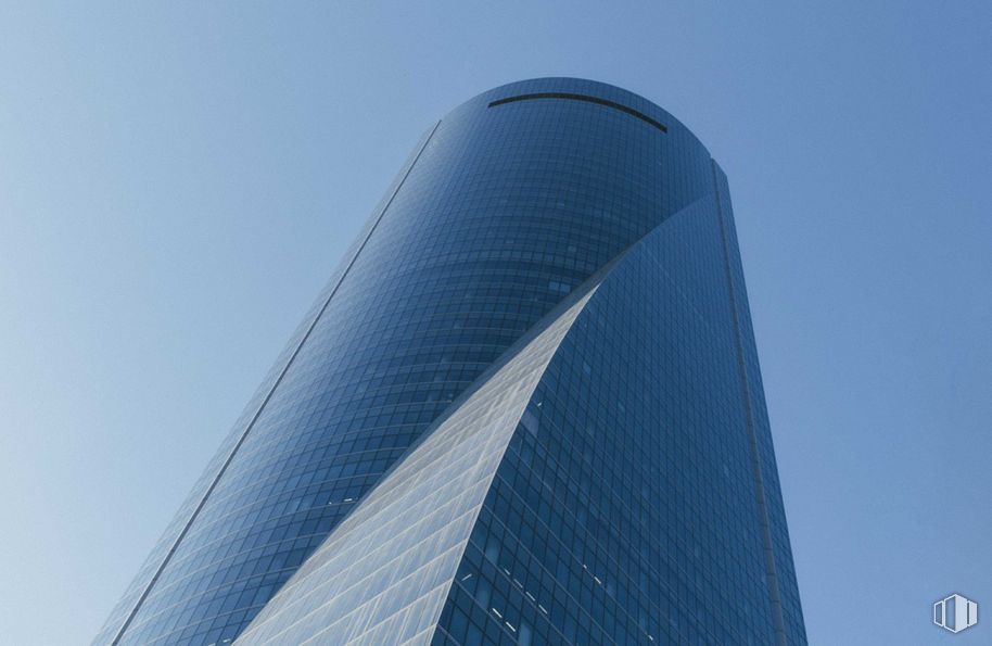 Office for rent at Torre Emperador, Paseo Castellana, 259 D , Fuencarral - El Pardo, Madrid, 28046 with building, sky, skyscraper, tower, tower block, facade, commercial building, city, composite material and electric blue around