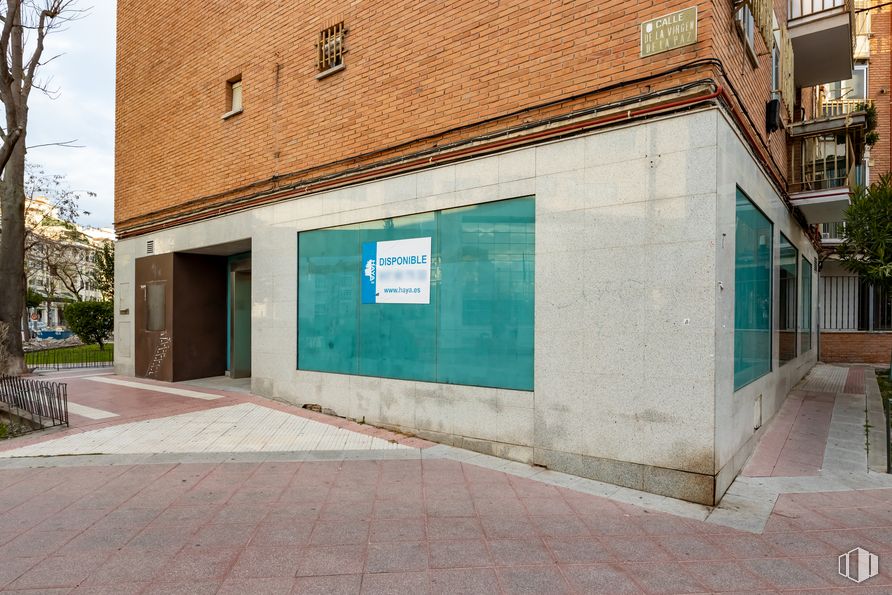 Retail for sale at Avenida Virgen Loreto, Torrejón de Ardoz, Madrid, 28850 with building, plant, window, road surface, door, fixture, tree, wood, urban design and brick around