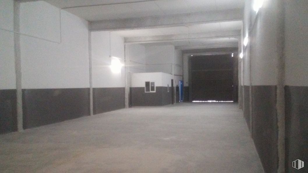 Industrial for rent at Calle Luís I, Villa de Vallecas, Madrid, 28031 with fixture, hall, floor, flooring, building, composite material, ceiling, concrete, door and room around