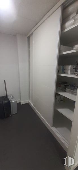 Oficina en alquiler en Calle Simón Hernández, Móstoles, Madrid, 28931 con equipaje y bolsos, ebanistería, estante, suelo, suelos, edificio, estantería, maletas y bolsas, madera dura y techo alrededor