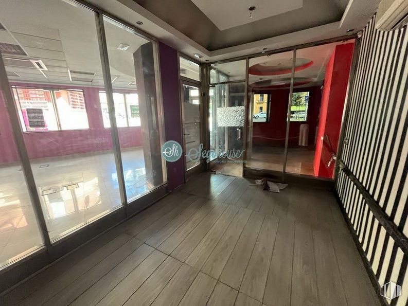 Retail for rent at Calle Independencia, Segovia, 40005 with door, fixture, wood, window, interior design, building, floor, flooring, hall and house around