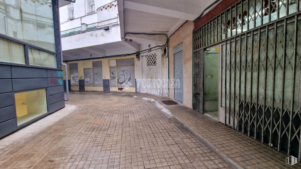 Local en venta en Calle Nuestra Señora de la Luz, Carabanchel, Madrid, 28025 con puerta, ventana, suelos, superficie de la carretera, suelo, albañilería, ladrillo, madera, inmobiliario y fachada alrededor