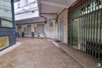 Retail for sale at Calle Nuestra Señora de la Luz, Carabanchel, Madrid, 28025 with door, window, flooring, road surface, floor, brickwork, brick, wood, real estate and facade around