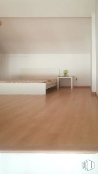 Oficina en venta en Calle Cerezos, San Sebastián de los Reyes, Madrid, 28700 con mesa, rectángulo, madera, pavimentos, piso, tinte para madera, beige, propiedad material, madera y suelo laminado alrededor