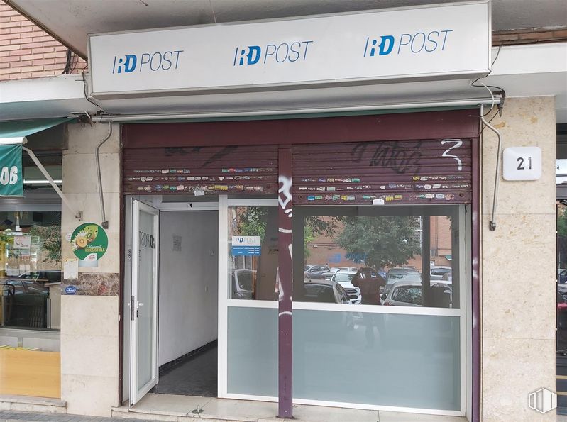 Retail for rent at Calle Corregidor José de Pasamonte, 21, Moratalaz, Madrid, 28030 with door, building, fixture, architecture, facade, awning, shade, gas, retail and automotive exterior around