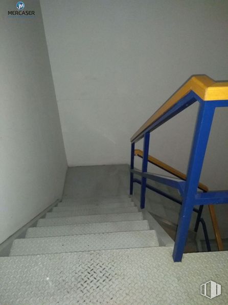 Oficina en venta en Calle Honduras, 3, Alcalá de Henares, Madrid, 28806 con mesa, madera, piso, accesorio, pintura, material compuesto, tintes y matices, hormigón, pretil, azul eléctrico y sombra alrededor