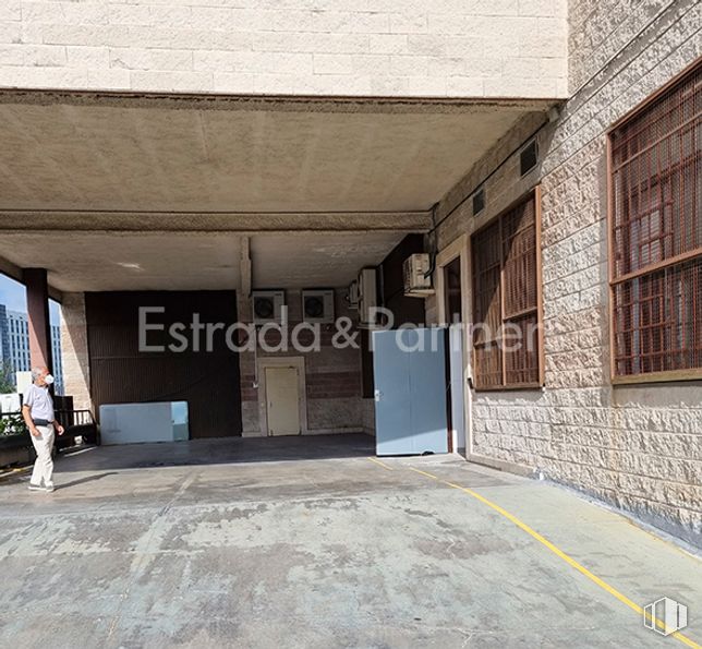 Nave en alquiler en Calle Manuel Tovar, Fuencarral - El Pardo, Madrid, 28034 con persona, ventana, propiedad, accesorio, superficie de carretera, arquitectura, asfalto, madera, suelo y piso alrededor