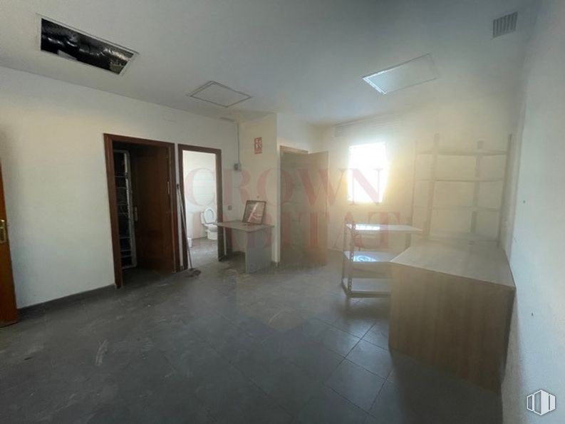 Nave en alquiler en Calle Moraleja de Enmedio, 10, Móstoles, Madrid, 28938 con mesa, alumbrado, mueble, puerta, accesorio, edificio, madera, pasillo, suelo y piso alrededor