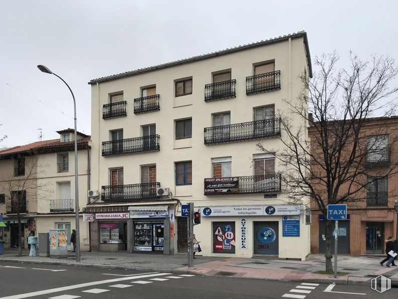 Local en alquiler en Calle Sierra Gador, Villa de Vallecas, Madrid, 28031 con edificio, cielo, ventana, luz de la calle, árbol, diseño urbano, barrio, zona residencial, ciudad y casa alrededor