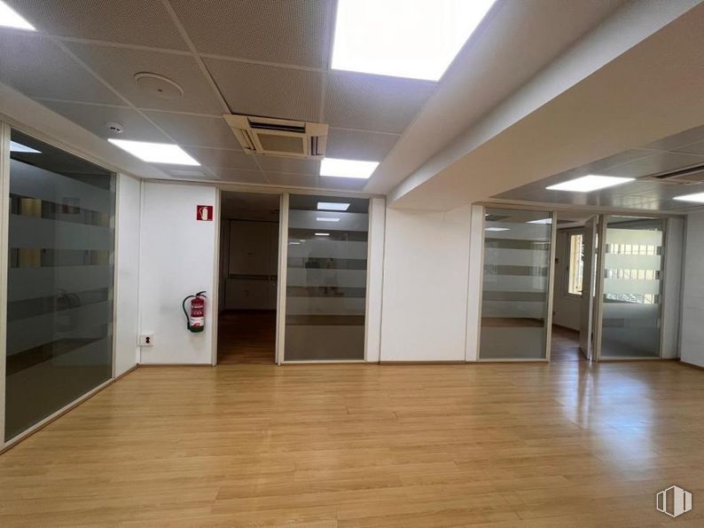 Oficina en alquiler en Calle Velázquez, 4, Salamanca, Madrid, 28001 con accesorio, hall, madera, suelos, suelo, puerta, propiedad material, suelo laminado, vidrio y madera dura alrededor