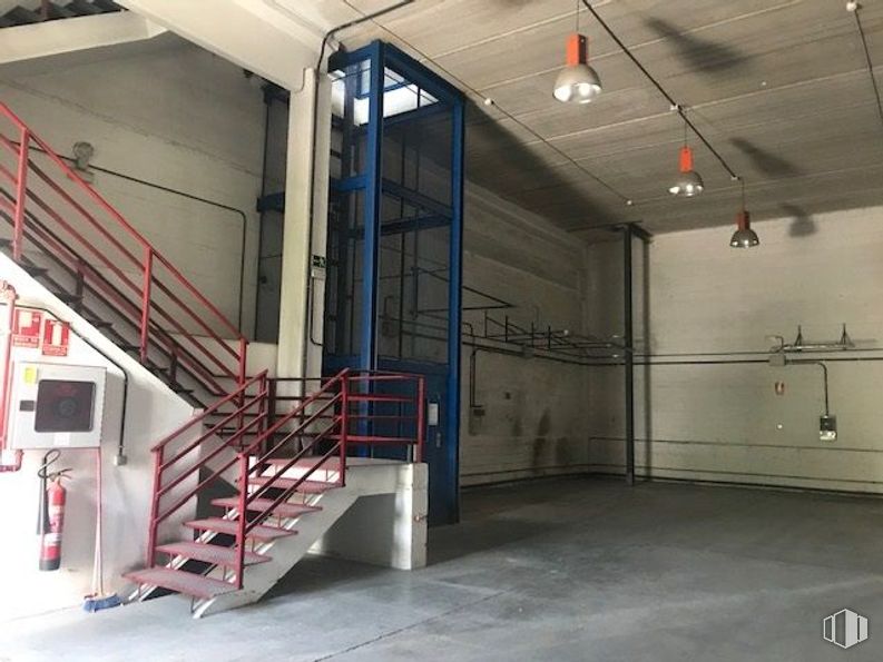 Industrial for rent at Polígono Industrial Sur, San Sebastián de los Reyes, Madrid, 28700 with lighting, cabinetry, floor, building, flooring, gas, composite material, fixture, hall and house around