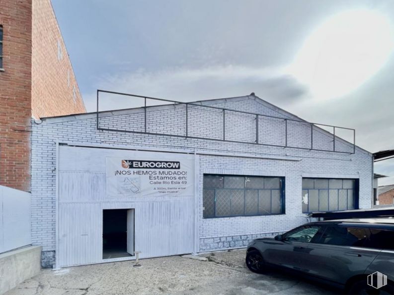 Industrial for rent at Camino Cementerio, Ávila, 05004 with car, window, sky, tire, cloud, vehicle, property, wheel, automotive tire and asphalt around