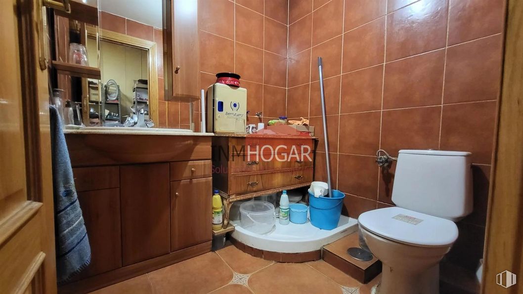 Retail for sale at Zona Universidad, Ávila, 05001 with toilet, cabinetry, property, building, interior design, wood, bathroom, floor, flooring and wall around