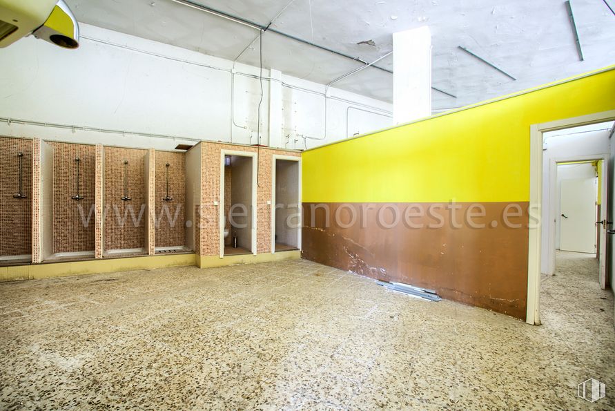 Nave en alquiler y venta en Calle Talamanca, Fuente el Saz de Jarama, Madrid, 28140 con propiedad, pasillo, arquitectura, interiorismo, suelo, piso, techo, fachada, edificio y hormigón alrededor