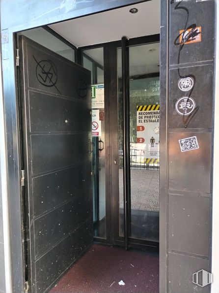 Retail for rent at Travesía Ronda, 6, San Blas - Canillejas, Madrid, 28022 with door, glass, metal, home door, door handle, transparency, aluminium and sign around