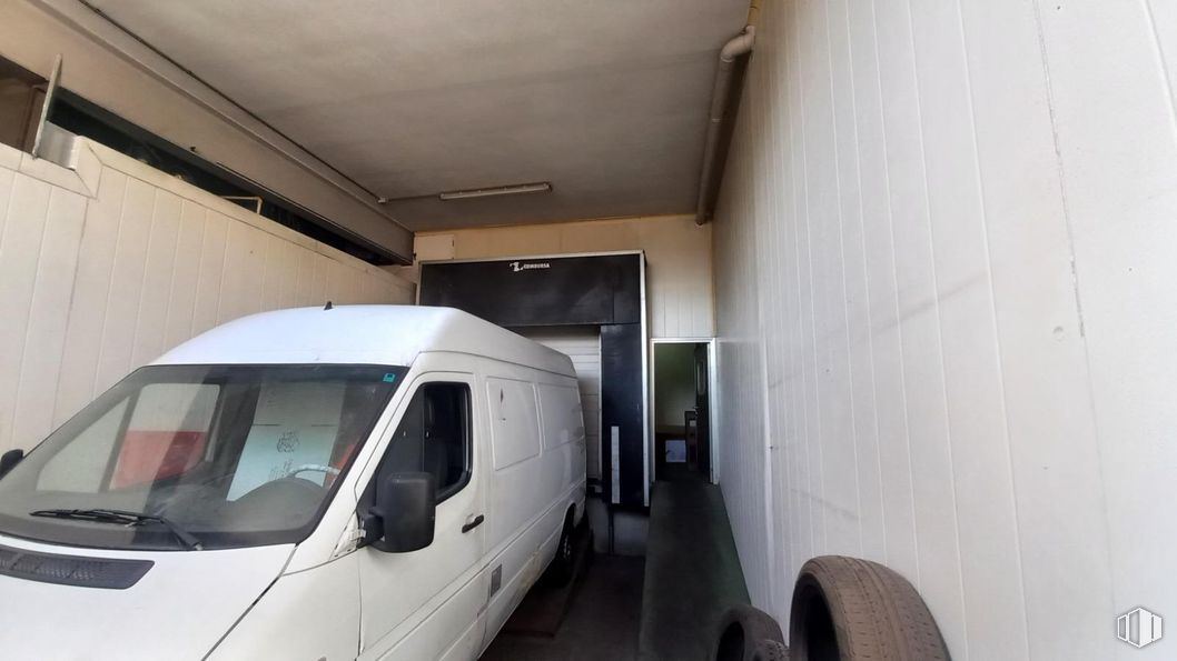 Nave en venta en Pol. Ind. Prado Overa , Leganés, Madrid, 28914 con camioneta, neumático, rueda, vehículo comercial ligero, vehículo industrial, luz de estacionamiento, monovolumen compacto, puerta del coche, aparcamiento y monovolumen alrededor