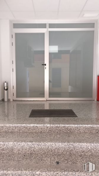 Office for sale at Calle Fuente, Toledo, 45006 with door, fixture, wood, interior design, rectangle, shade, flooring, floor, automotive exterior and glass around