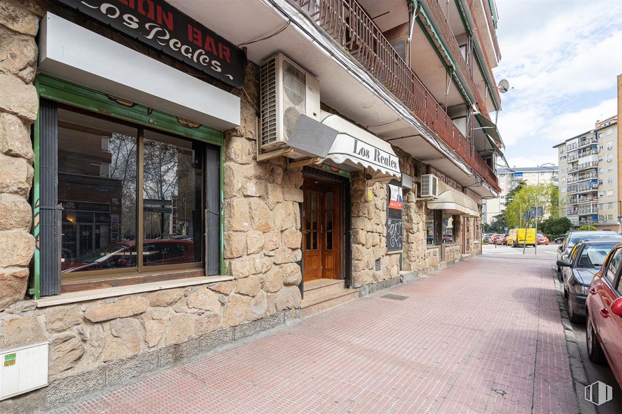 Local en venta en Calle Era Honda, Alcalá de Henares, Madrid, 28803 con coche, puerta, edificio, ventana, planta, superficie de la carretera, barrio, nube, matrícula del vehículo y fachada alrededor