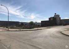 Land for sale at Polígono Industrial Vena Cuervo, Meco, Madrid, 28880 with building, street light, cloud, sky, road surface, plant, asphalt, land lot, residential area and landscape around