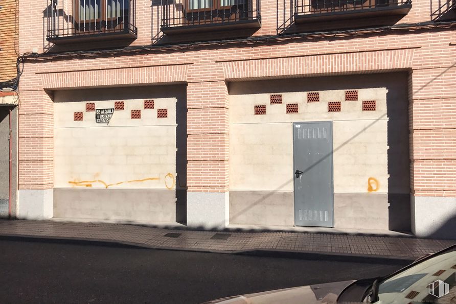 Retail for rent at Calle Condes de Fuensalida, 15, Fuensalida, Toledo, 45510 with road surface, asphalt, building, wood, window, brick, shade, automotive lighting, brickwork and wall around