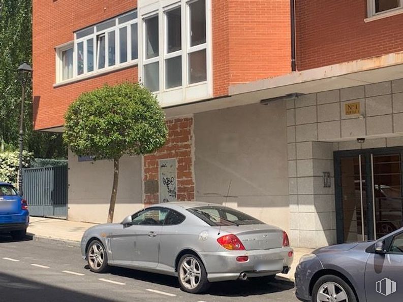 Retail for sale at Calle Agustín Rodríguez Sahagún, Ávila, 05003 with car, tire, wheel, window, land vehicle, automotive parking light, vehicle, property, building and automotive lighting around