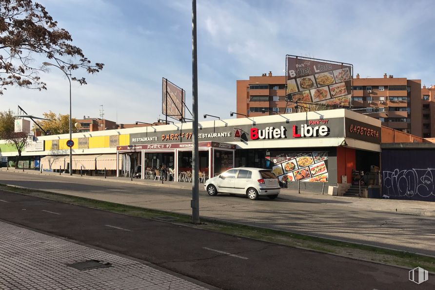 Local en alquiler y venta en  Centro comercial Los Valles, Avenida Príncipes de España, 45, Coslada, Madrid, 28820 con coche, edificio, cielo, nube, neumático, vehículo, rueda, asfalto, modo de transporte y luz de la calle alrededor